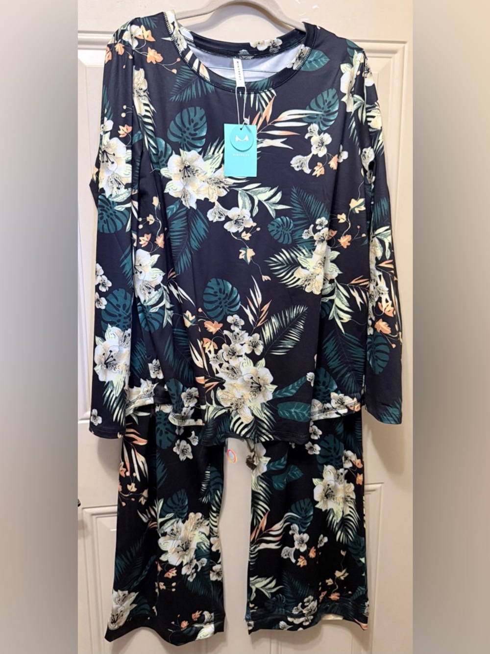Mintreus Lounge Pajama Set in Black with a Tropical Flower Print Long Sleeves XL